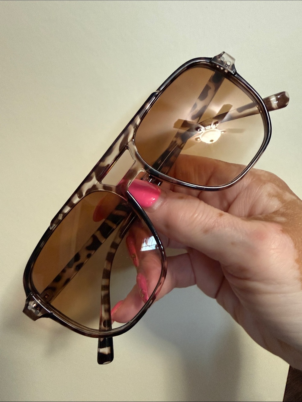 Women’s Tortoiseshell Sunglasses - Brown Gradient Lenses - Picture 4 of 8